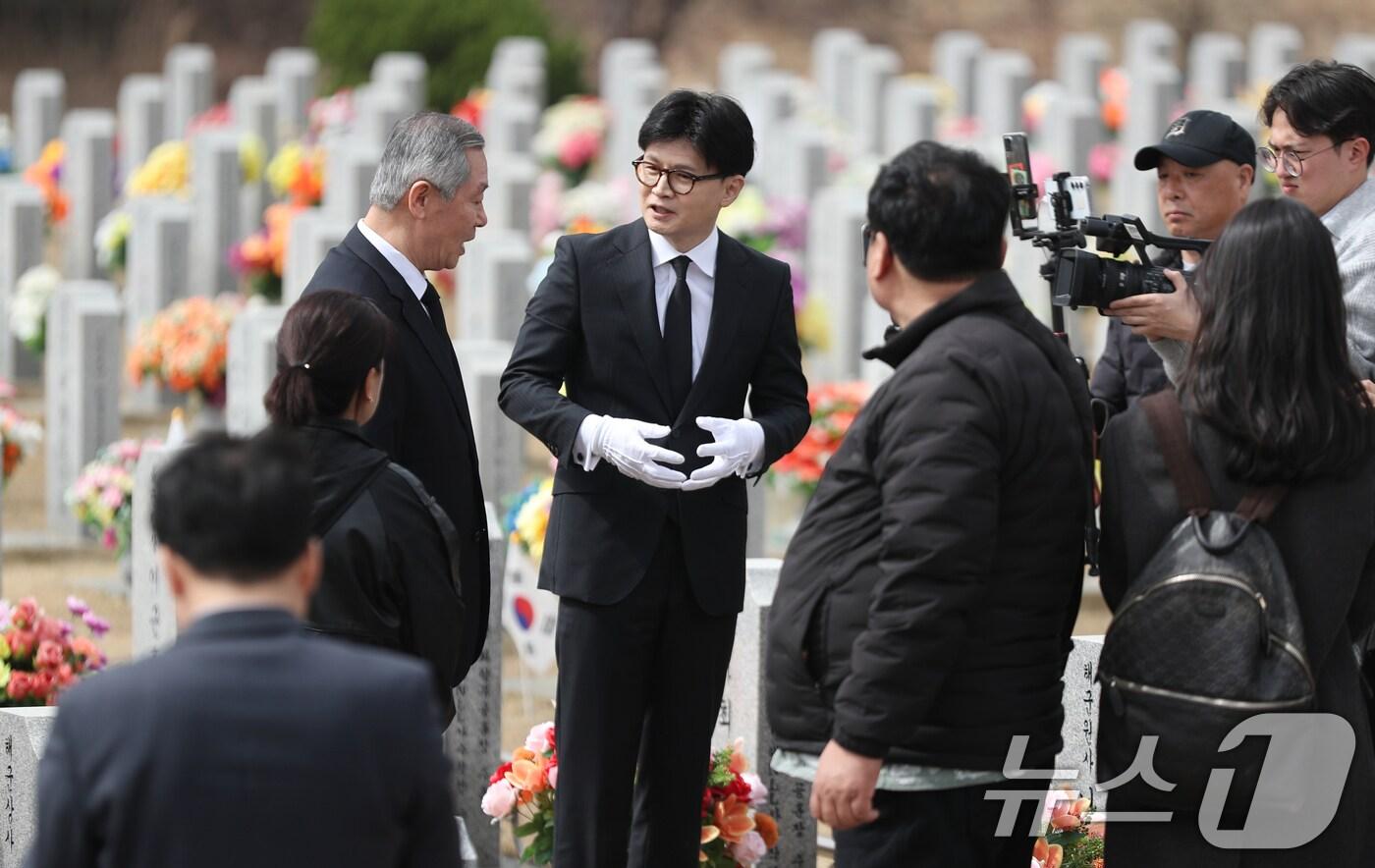 본문 이미지 - 한동훈 전 국민의힘 대표가 25일 오전 대전 유성구 국립대전현충원 천안함 46용사 묘역에서 참배한 뒤 묘역을 둘러보고 있다. 2025.3.25/뉴스1 ⓒ News1 김기태 기자