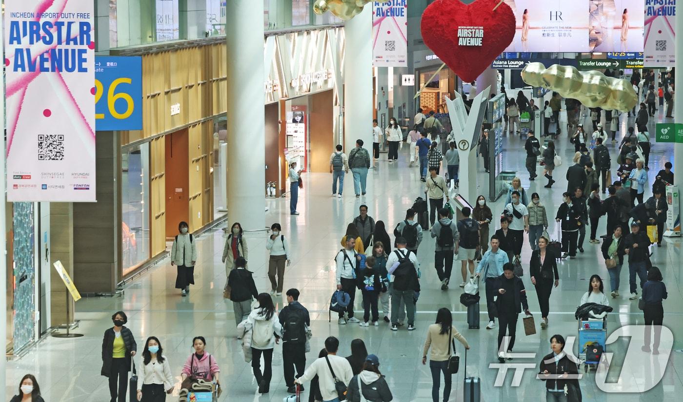 25일 오후 인천국제공항 제1터미널 면세구역에서 여행객들이 쇼핑을 하고 있다. 2025.3.25/뉴스1 ⓒ News1 장수영 기자