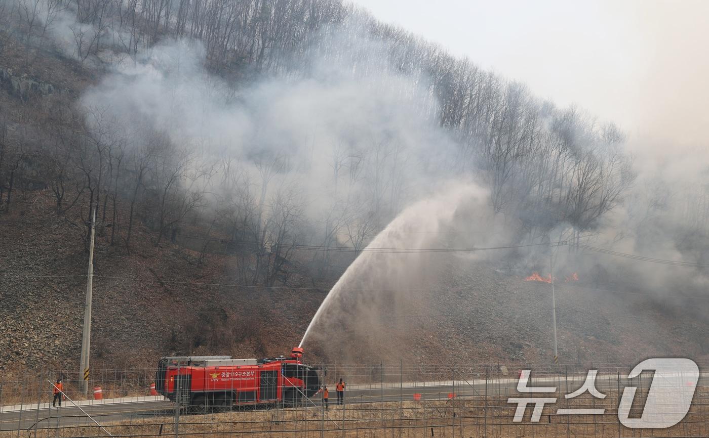 경북 의성군 산불이 나흘째 이어지고 있는 25일 오후 경북 의성군 옥산면 전흥리 일대에서 중앙119구조본부 특수차량이 산불을 끄고 있다. 2025.3.25/뉴스1 ⓒ News1 김영운 기자