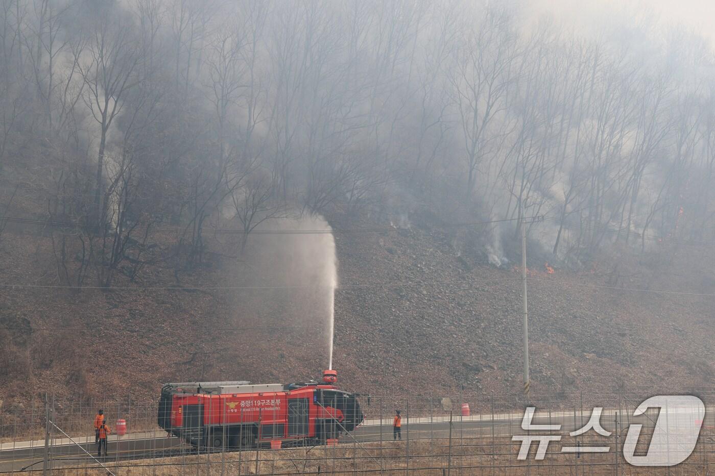 경북 의성군 산불이 나흘째 이어지고 있는 25일 오후 경북 의성군 옥산면 전흥리 일대에서 중앙119구조본부 특수차량이 산불을 끄고 있다. 2025.3.25/뉴스1 ⓒ News1 김영운 기자