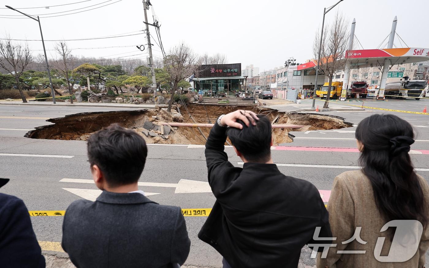 서울 강동구 대명초등학교 인근 사거리에서 전날 발생한 싱크홀&#40;땅 꺼짐&#41; 사고 현장의 모습이 보이고 있다. 2025.3.25/뉴스1 ⓒ News1 김성진 기자