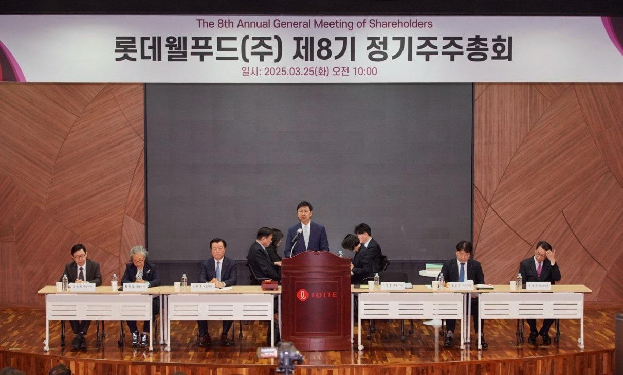 본문 이미지 - 이창엽 롯데웰푸드 대표가 25일 서울 양평동 롯데웰푸드 본사 7층 대강당에서 열린 제8기 정기주주총회에서 인사말을 하고 있다. (롯데웰푸드 제공)