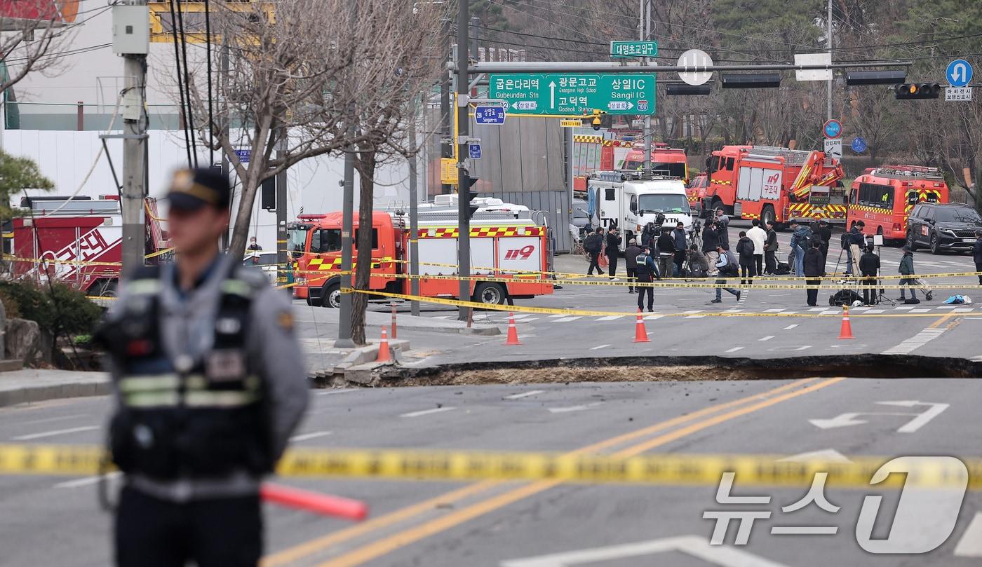 25일 서울 강동구 대명초등학교 인근 사거리에서 전날 발생한 싱크홀(땅 꺼짐) 사고 현장의 모습이 보이고 있다. 2025.3.25/뉴스1 ⓒ News1 김성진 기자