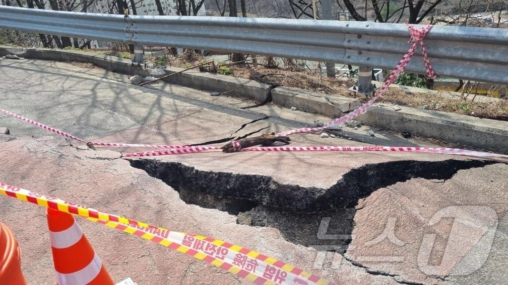 본문 이미지 - 삼척 도계읍 장원초 인근 도로 붕괴 현장.(강원도교육청 제공, 재판매 및 DB 금지) 2025.3.25/뉴스1