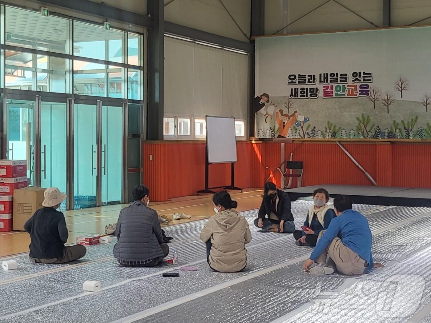 본문 이미지 - 25일 오후 2시쯤 경북 안동시 길안면 길안초교에 마련된 주민대피소에 주민들이 앉아 있다. 2025.3.25/뉴스1 ⓒ News1 이성덕 기자