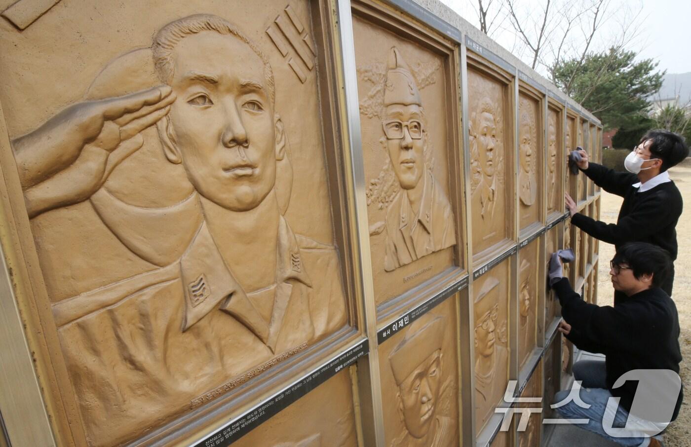 천안함 피격 15주기를 앞두고 25일 대전 유성구 국립대전현충원 보훈동산에서 현충원 직원들이 서해수호 55용사 흉상 부조를 닦고 있다. 천안함 피격은 2010년 3월 26일 오후 9시 22분 백령도 남서쪽 약 1km 지점에서 포항급 초계함인 PCC-772 천안함이 북한 해군 연어급 잠수정의 어뢰 공격으로 침몰해 46명이 전사했다. 2025.3.25/뉴스1 ⓒ News1 김기태 기자