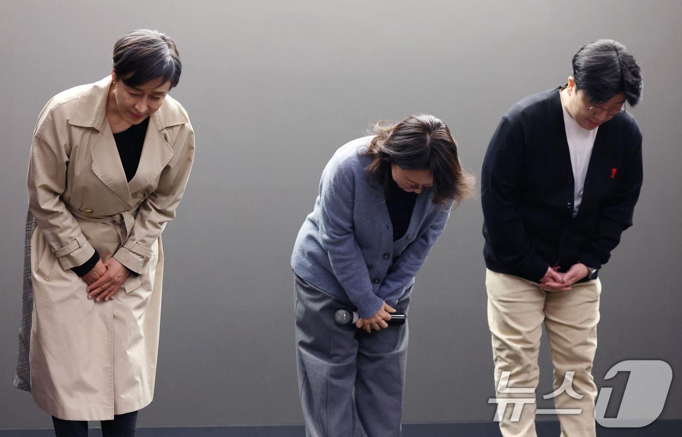 제작사 크레아 스튜디오의 서혜진(왼쪽부터), 황인영 공동대표와 용석인 PD가 25일 오후 서울 마포구 스탠포드 호텔에서 열린 MBN 새 오디션 프로그램 '언더피프틴' 제작 관련 긴급 제작보고회에서 인사를 하고 있다. '언더피프틴'은 글로벌 최초로 진행되는, 만 15세 이하 K팝 신동 발굴 세대교체 오디션 프로그램이다. 최근 아동 성상품화 논란에 휩싸였다. 2025.3.25/뉴스1 ⓒ News1 권현진 기자