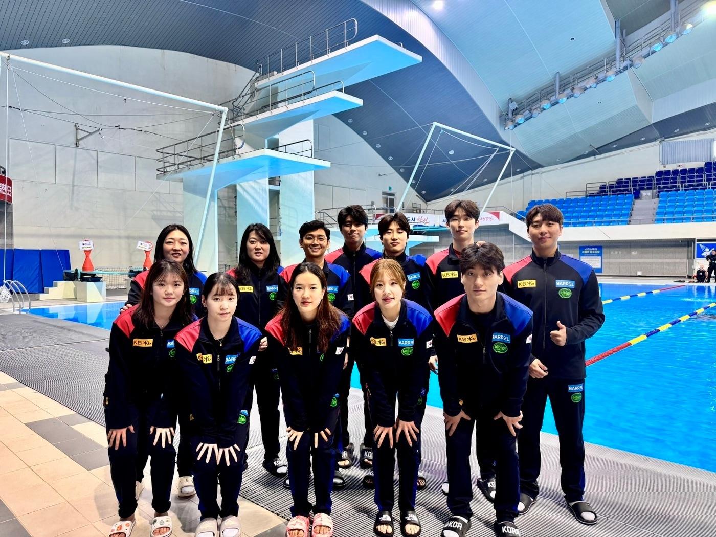 본문 이미지 - 한국 다이빙 대표팀과 로마스 코치(대한수영연맹 제공)