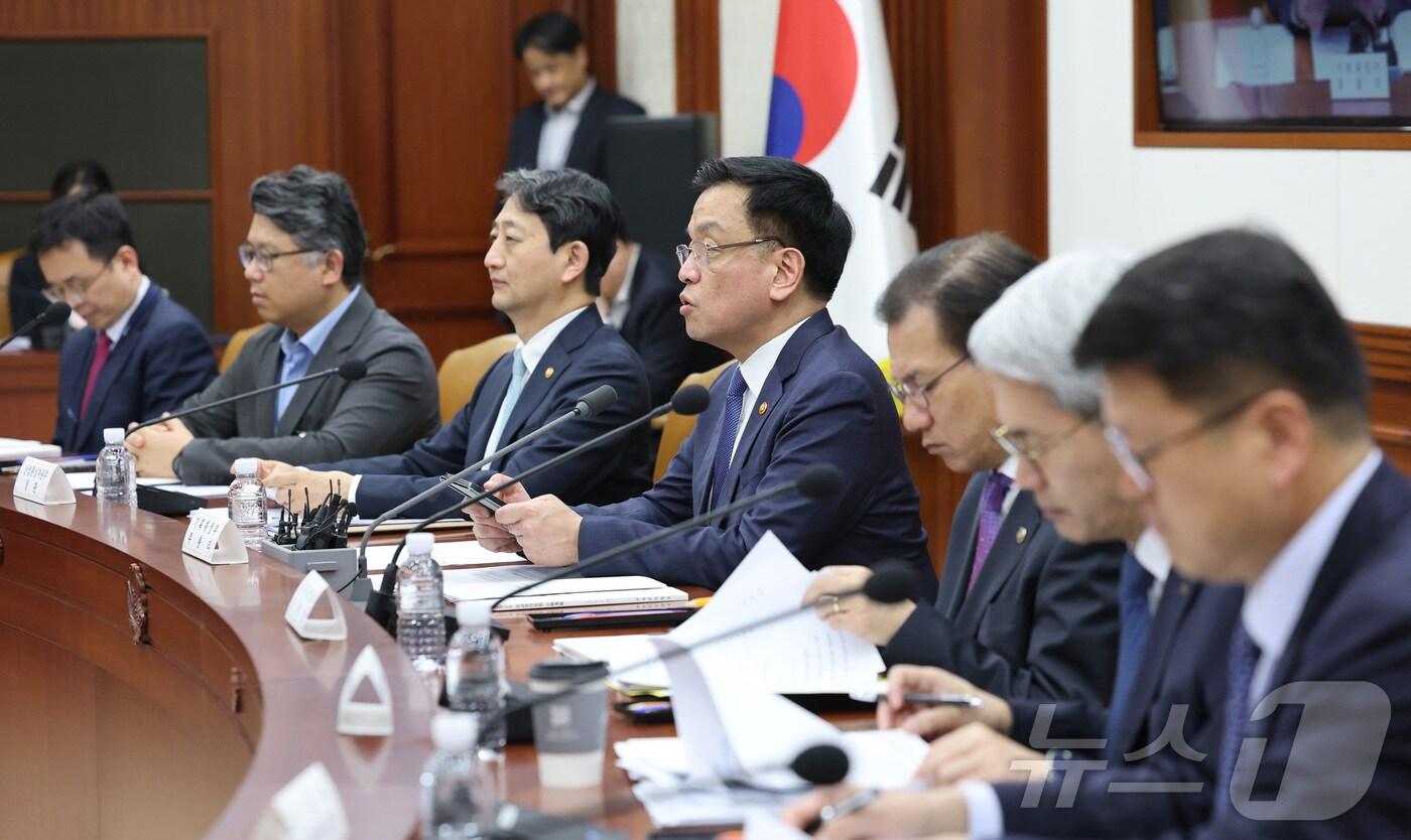 최상목 경제부총리 겸 기획재정부 장관이 25일 서울 종로구 정부서울청사에서 열린 제4차 공급망안정화위원회 회의에서 발언을 하고 있다. 2025.3.25/뉴스1 ⓒ News1 임세영 기자