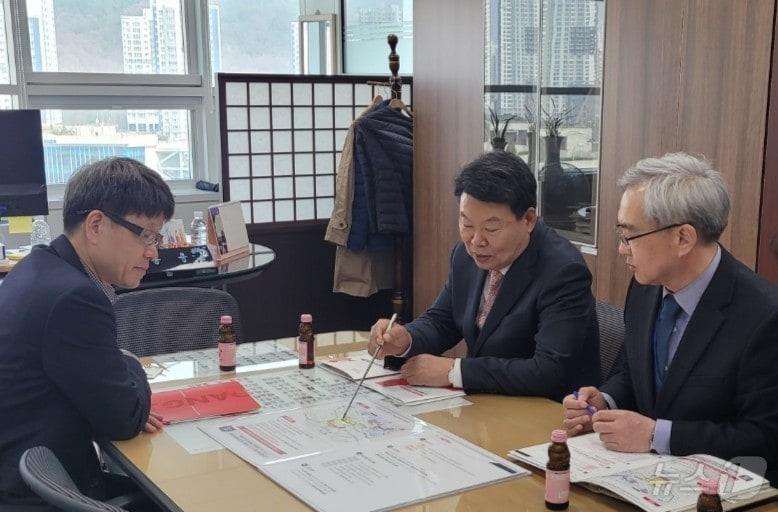 본문 이미지 - 오성환 당진시장(가운데)이 박봉용 기재부 재정관리국장에게 국도 32호선 대체우회도로 건설 등 주요 현안을 설명하고 있다. (당진시 제공. 재판매 및 DB금지) /뉴스1