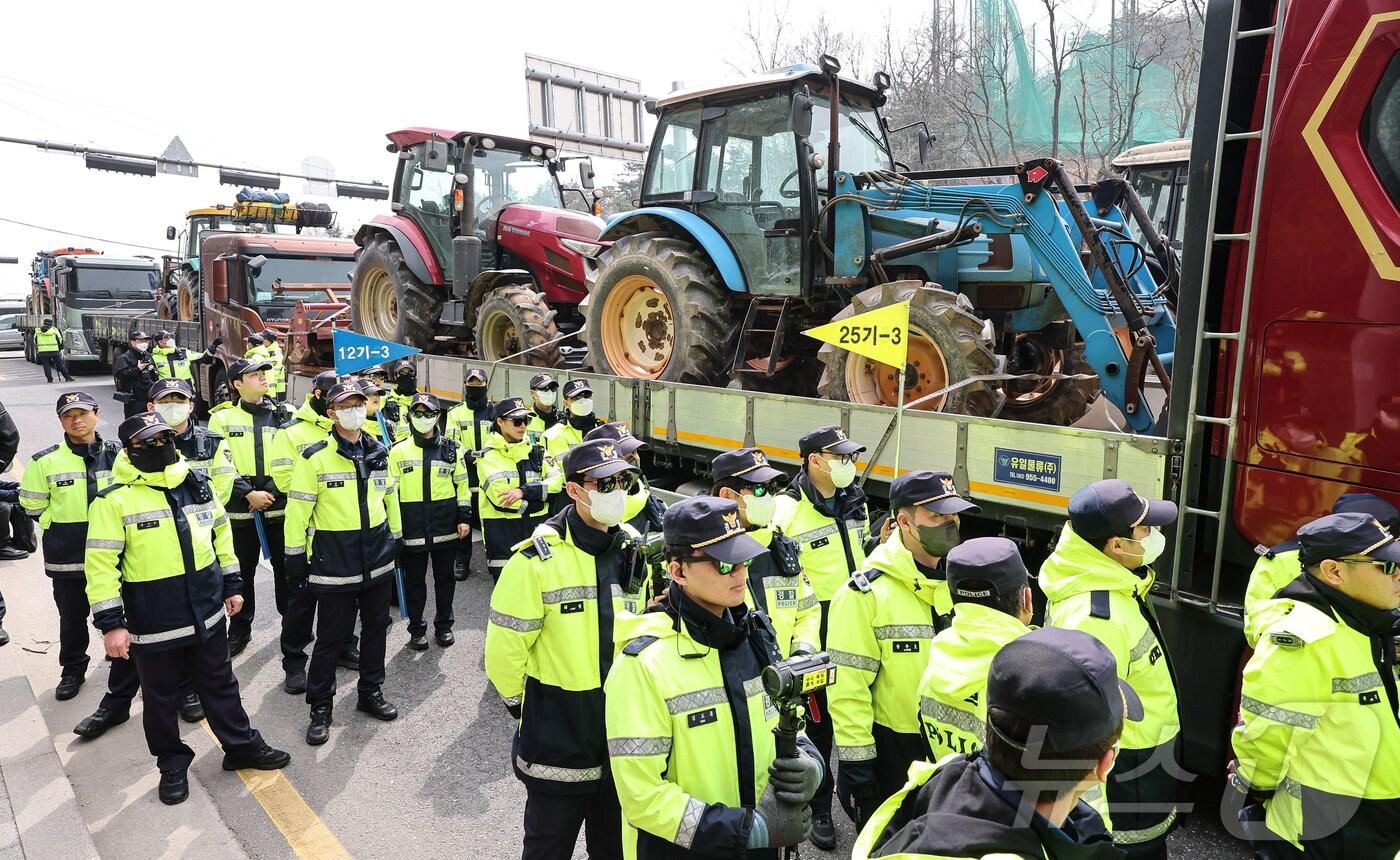 25일 서울 관악구 과천대로에서 남태령역으로 향하던 전국농민회총연맹&#40;전농&#41; 소속 트랙터들이 경찰 통제로 멈춰서 있다. 전농은 이날 오후 남태령역에서 윤석열 대통령 탄핵 촉구 집회를 한 뒤 트랙터와 트럭을 이끌고 광화문 방면으로 행진한다고 밝혔다. 2025.3.25/뉴스1 ⓒ News1 김도우 기자