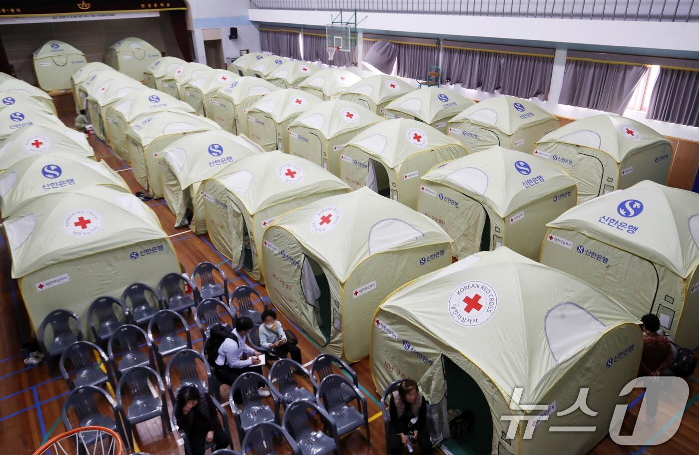 경남 산청 대형 산불 닷새째인 25일 산청군 단성면 단성중학교에 마련된 이재민 대피소에서 이재민들이 휴식을 취하고 있다. 2025.3.25/뉴스1 ⓒ News1 윤일지 기자