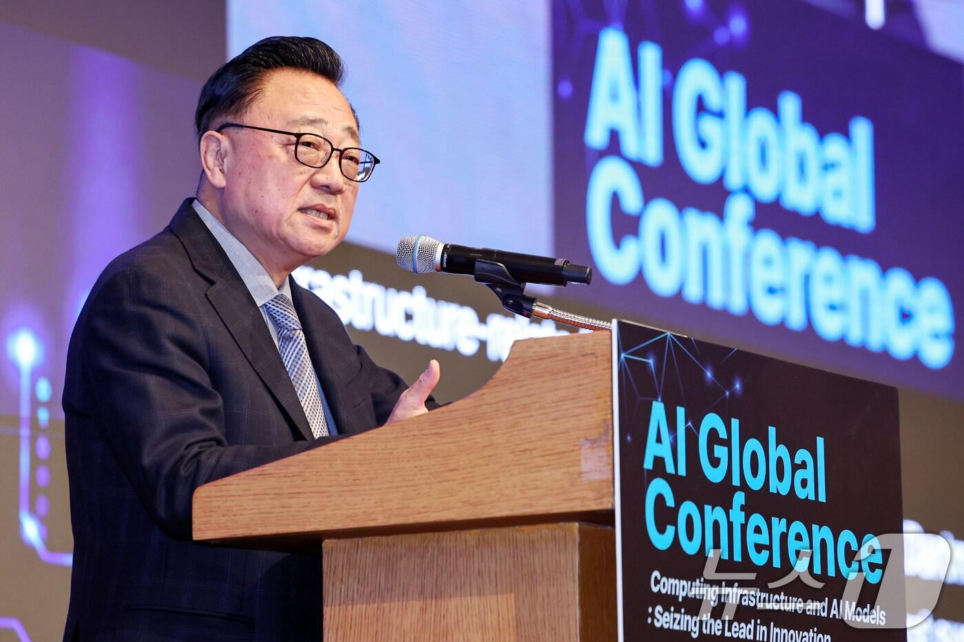 고동진 국민의힘 의원(전 삼성전자 사장)이 25일 오후 서울 중구 롯데호텔에서 열린 'AI 글로벌 콘퍼런스'에서 참석하고 있다. 이날 행사는 AI 컴퓨팅 인프라와 AI 모델 경쟁력 확보를 위해 글로벌·국내 AI 기업의 전략적 협력을 논의하기 위해 마련됐다. 2025.3.25/뉴스1 ⓒ News1 민경석 기자