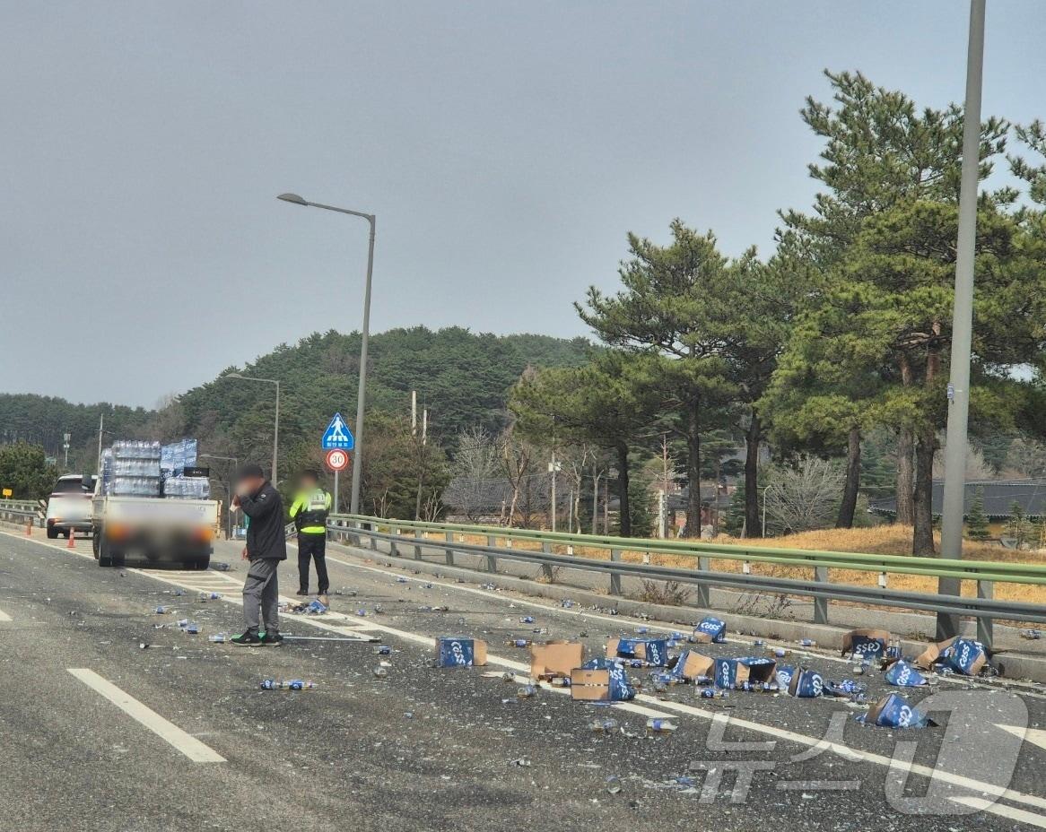 본문 이미지 - 25일 강원 강릉 국도7호선 속초방향 도로에 쏟아진 맥주병.2025.3.25/뉴스1 윤왕근 기자