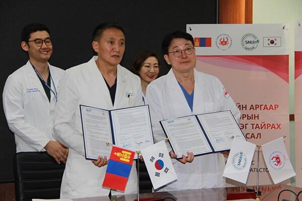 본문 이미지 - N.Erdenekhuu 몽골 국립암센터장(앞줄 왼쪽), 이광웅 서울대병원 간담췌외과 교수(앞줄 오른쪽).(서울대병원 제공)