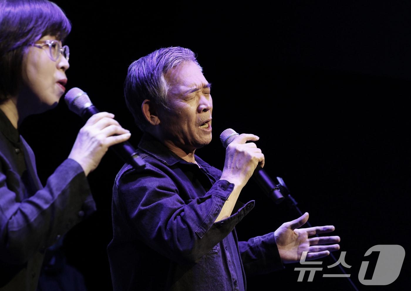 가수 정태춘·박은옥이 25일 오후 서울 종로구 노무현시민센터에서 열린 2025 정태춘·박은옥 문학프로젝트 '노래여 벽을 깨라' 기자간담회에서 '92년 장마, 종로에서'를 열창하고 있다. 이번 프로젝트는 한국 포크를 대표하는 아티스트 정태춘·박은옥 데뷔 45주년을 문학으로 기념하기 위해 마련된 것으로 앨범, 공연, 전시, 책을 통해 다채롭게 펼쳐진다. 정태춘 박은옥의 신보 '집중호우 사이'는 지난 2012년 발표한 ‘바다로 가는 시내버스’ 이후 13년 만의 새 앨범이다. ⓒ News1 오대일 기자