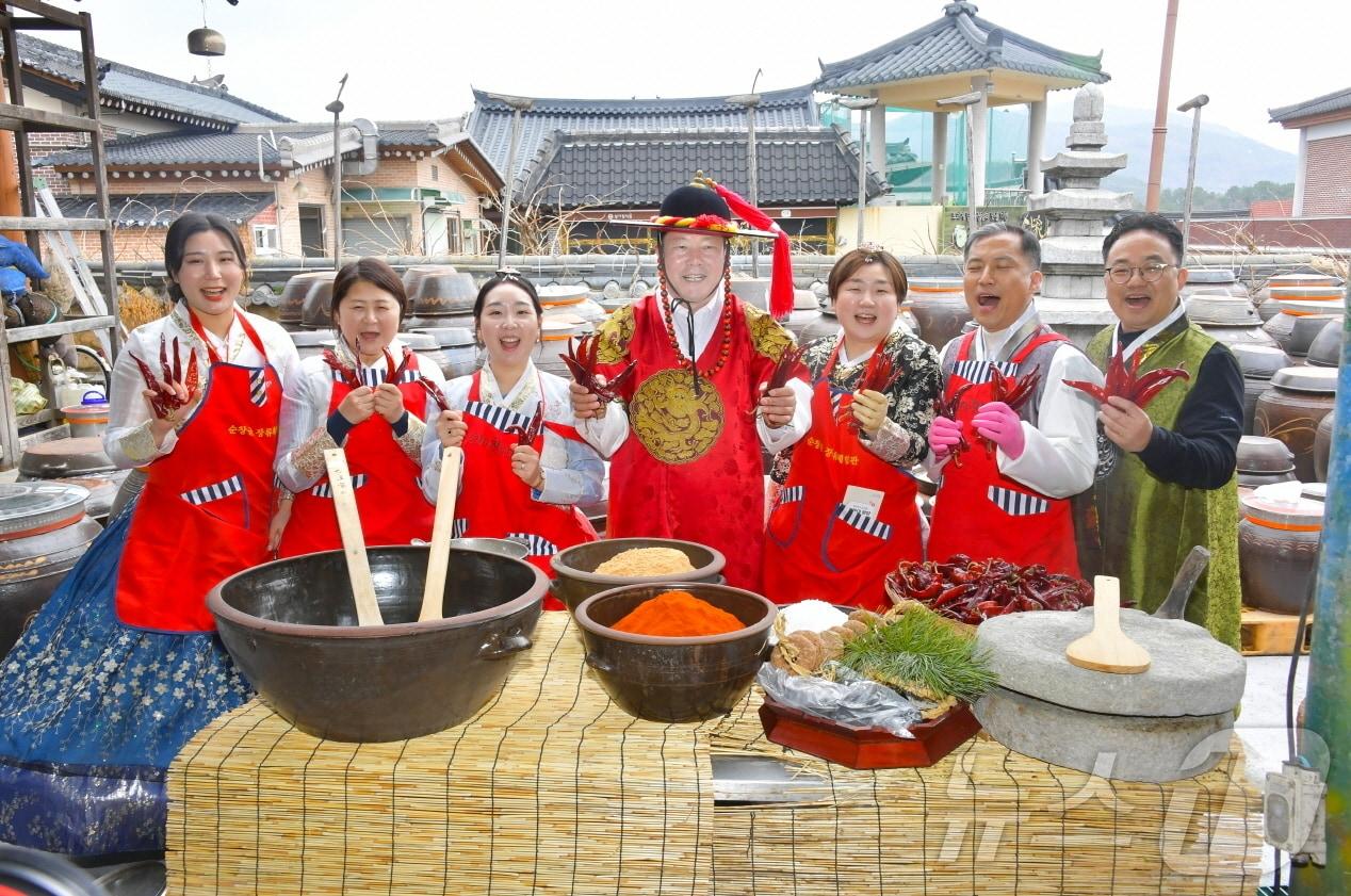 본문 이미지 - 최영일 전북 순창군수가 장 담그기 명인들과 기념 촬영을 하고 있다.(순창군 제공. 재판매 및 DB 금지)/뉴스1 