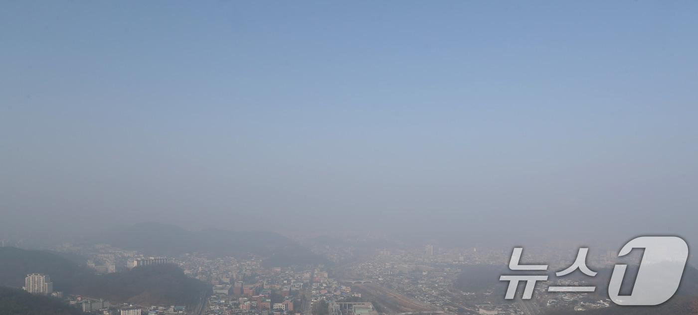 전북특별자치도 전역에 미세먼지 주의보가 발령된 25일 전북자치도 전주시 치명자산에서 바라본 도심이 미세먼지로 뒤덮여 있다. 2025.3.25/뉴스1 ⓒ News1 유경석 기자