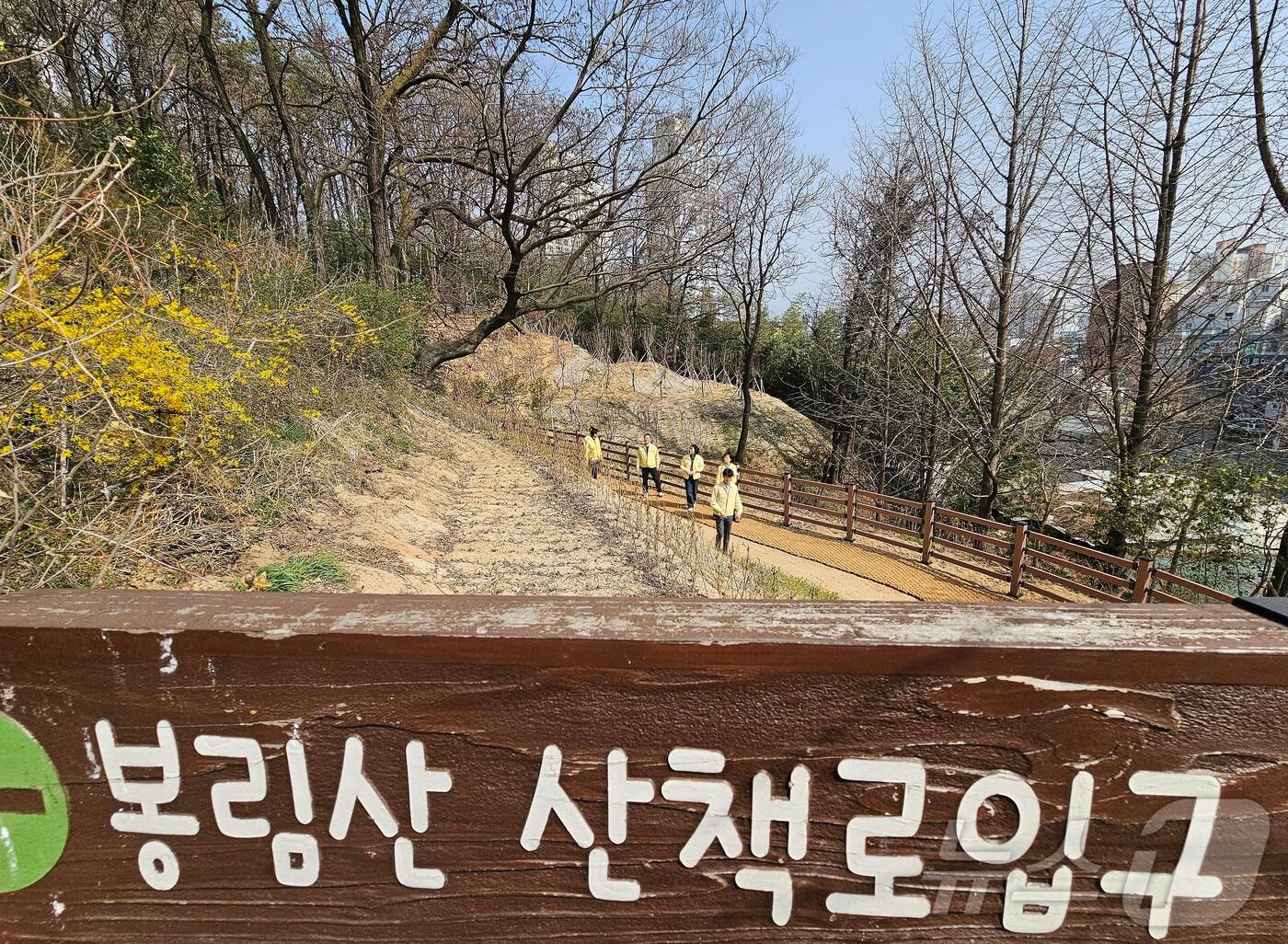 본문 이미지 - 광주 북구가 소방 인력 동원에 따른 산불 예방을 위해 직원 432명이 선제적 예찰 활동을 오는 26일까지 진행한다.(광주 북구 제공. 재판매 및 DB 금지) 