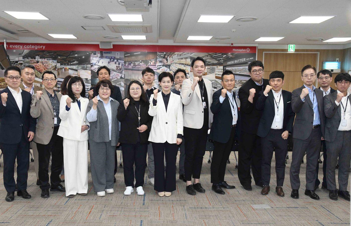 본문 이미지 -  25일 홈플러스 본사에서 홈플러스 경영진과 한마음협의회 전사 위원이 참석한 가운데 전사 협의회가 진행됐다. 홈플러스 노사는 이 자리를 통해 회사 정상화를 위해 함께 노력할 것을 결의했다.(홈플러스 제공).