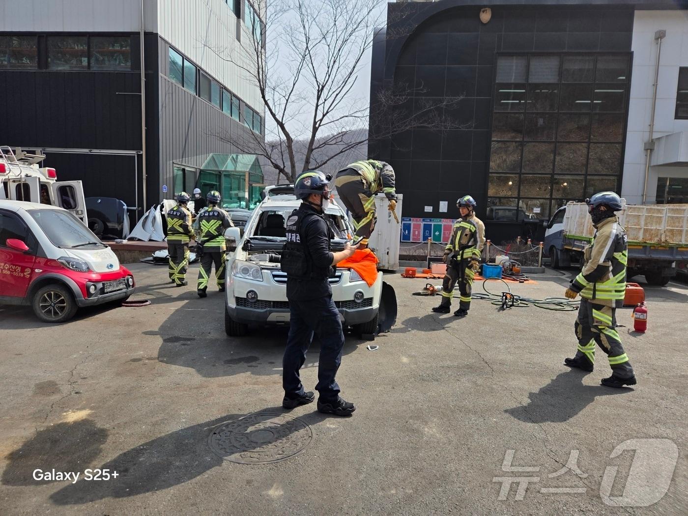 본문 이미지 - 동강그린모터스에서 교통사고대비 차량 인명구조 훈련을 진행한 삼성3119구조단.