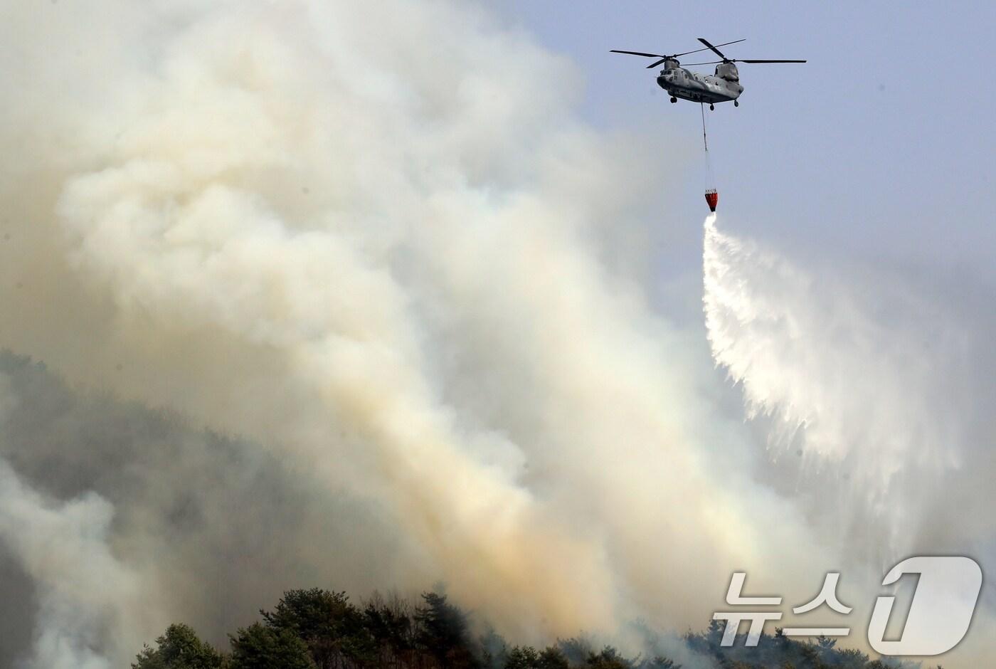 경남 산청 대형 산불 닷새째인 25일 오후 지리산과 인접한 산청군 시천면 구곡산 일대에 산불이 번져 산불진화 헬기가 진화작업을 하고 있다. 2025.3.25/뉴스1 ⓒ News1 윤일지 기자