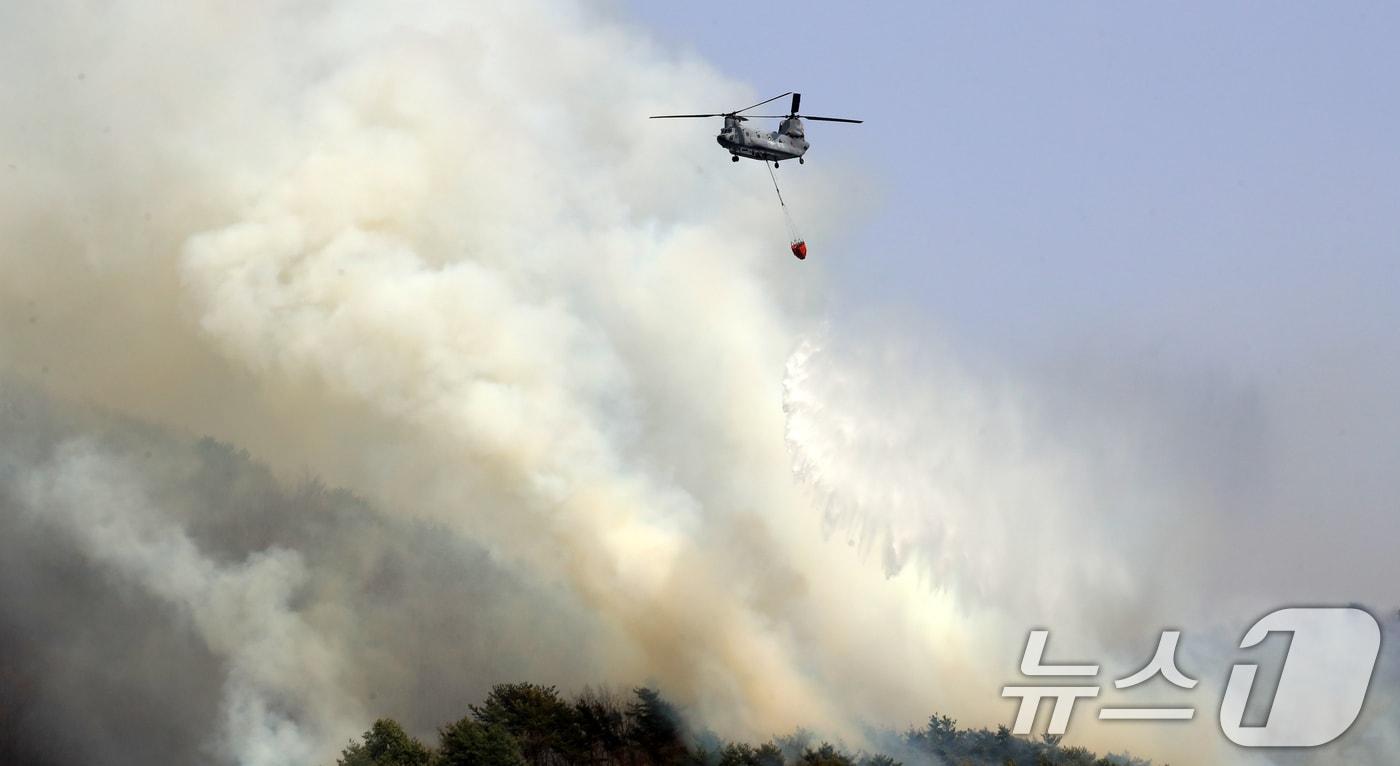 경남 산청 대형 산불 닷새째인 25일 오후 지리산과 인접한 산청군 시천면 구곡산 일대에 산불이 번져 산불진화 헬기가 진화작업을 하고 있다. 2025.3.25/뉴스1 ⓒ News1 윤일지 기자