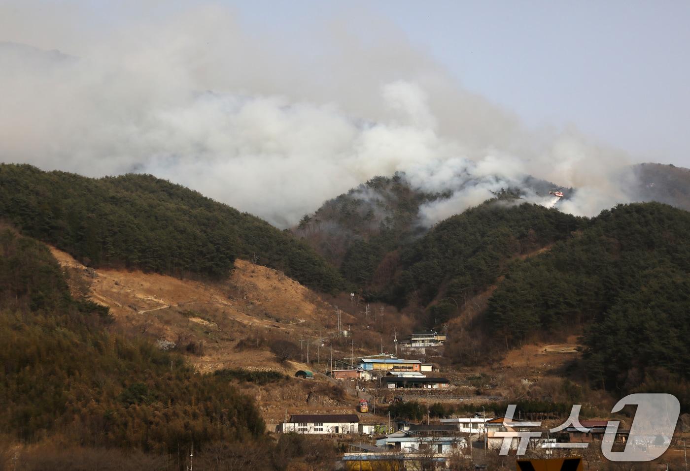 본문 이미지 - 경남 산청 대형 산불 닷새째인 25일 오후 지리산과 인접한 산청군 시천면 구곡산 일대에 산불이 번져 산불진화 헬기가 진화작업을 하고 있다. 2025.3.25/뉴스1 ⓒ News1 윤일지 기자