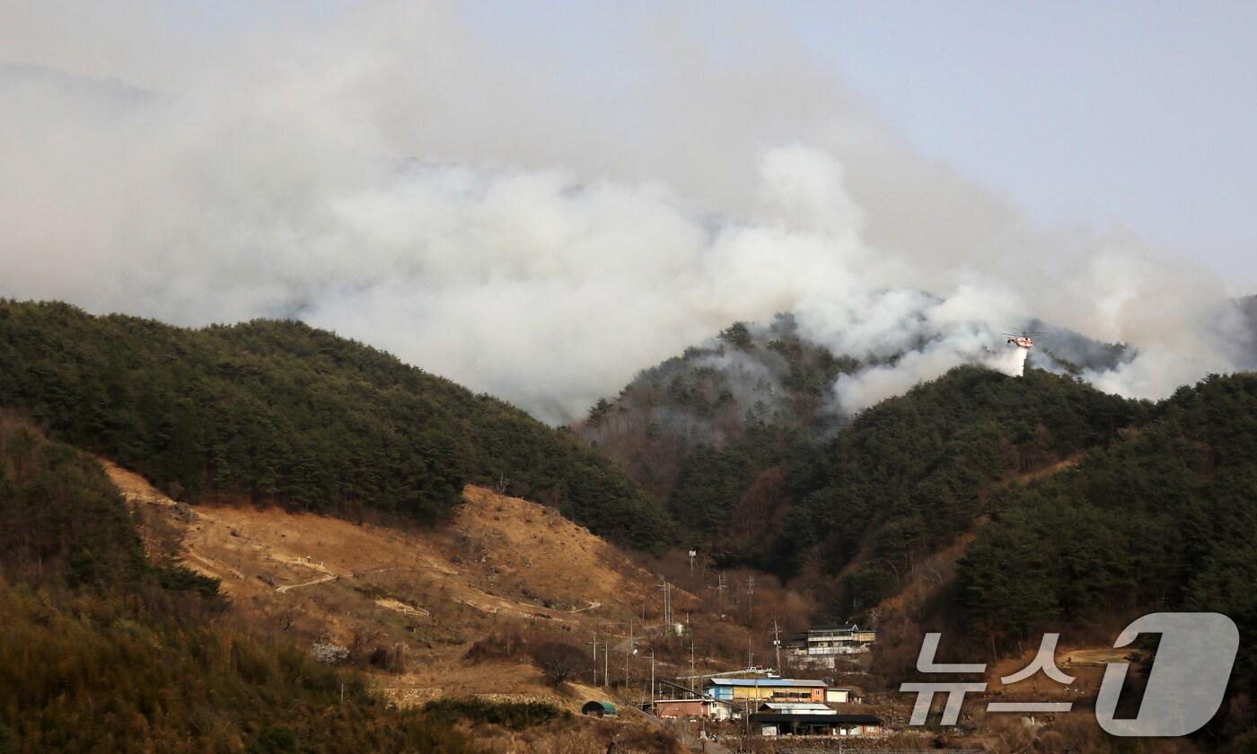 본문 이미지 - 경남 산청 대형 산불 닷새째인 25일 오후 지리산과 인접한 산청군 시천면 구곡산 일대에 산불이 번져 산불진화 헬기가 진화작업을 하고 있다. 2025.3.25/뉴스1 ⓒ News1 윤일지 기자