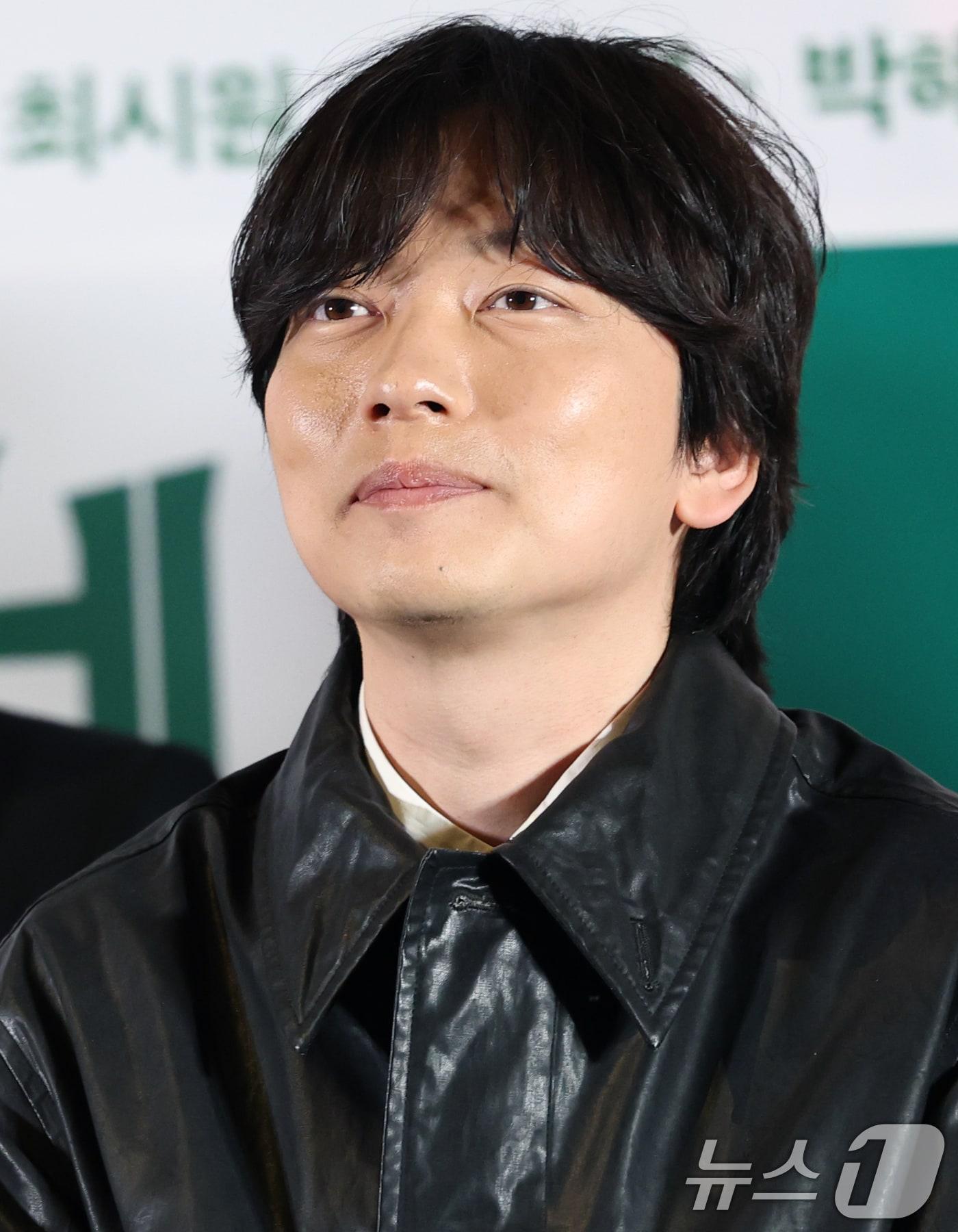 본문 이미지 - 배우 이동휘가 25일 오후 서울 용산구 CGV 용산점에서 열린 영화 '로비'(감독 하정우) 언론시사회 및 기자간담회에 참석해 매력을 발산하고 있다. ‘로비’는 연구 밖에 모르던 스타트업 대표 창욱이 4조원 규모 국책 사업을 따내기 위해 골프 로비를 시작하면서 벌어지는 이야기를 그린 작품이다. 2025.3.25/뉴스1 ⓒ News1 권현진 기자