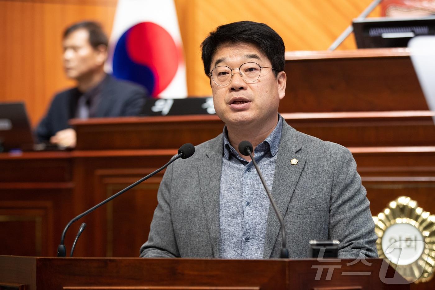 서동완 군산시의회 의원이 25일 열린 임시회 1차 본회의에서 대표발의한 &#39;여객선 고군산카훼리호 항로 정박·출발지 변경 촉구&#39; 건의안에 대해 설명하고 있다.&#40;군산시의회 제공, 재판매 및 DB 금지&#41;