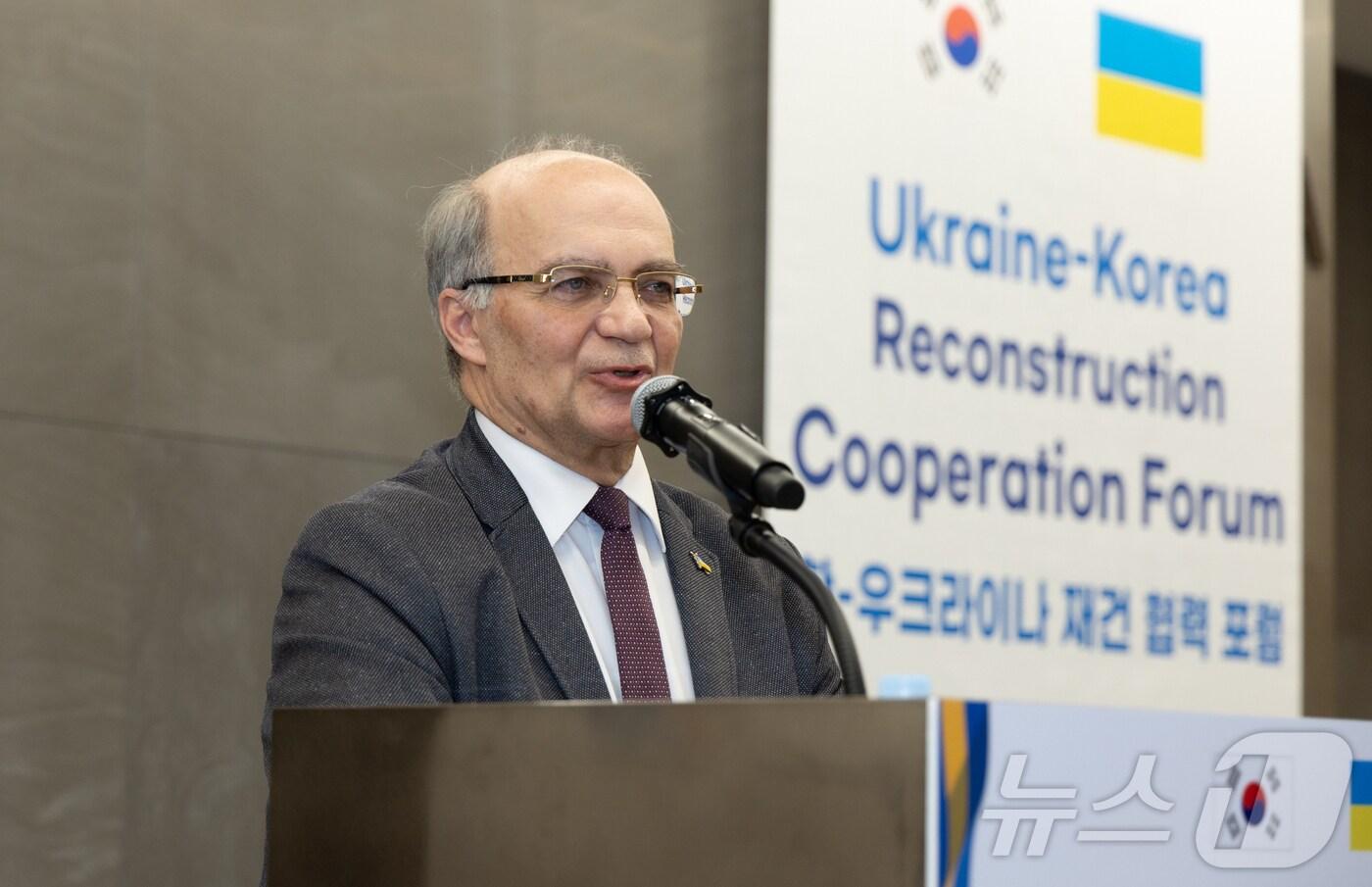 본문 이미지 - 발레리 코롤 우크라이나 상의 부회장이 25일 서울 강남구 삼성동 트레이드타워에서 개최한 '한-우크라이나 재건 협력 포럼'에서 환영사를 하고 있다.(한국무역협회 제공)