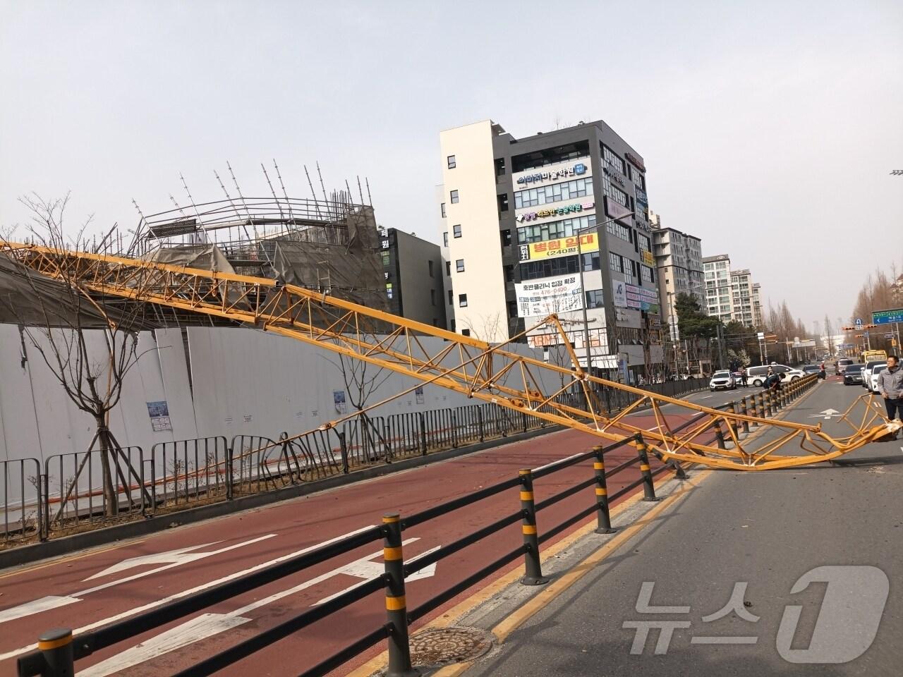 본문 이미지 - 25일 대전 유성구 용산동의 한 아파트 공사현장에서 강풍에 작업 중인 타워크레인이 쓰러져 인부 1명이 다치는 사고가 발생했다. (대전소방본부 제공. 재판매 및 DB금지) /뉴스1 