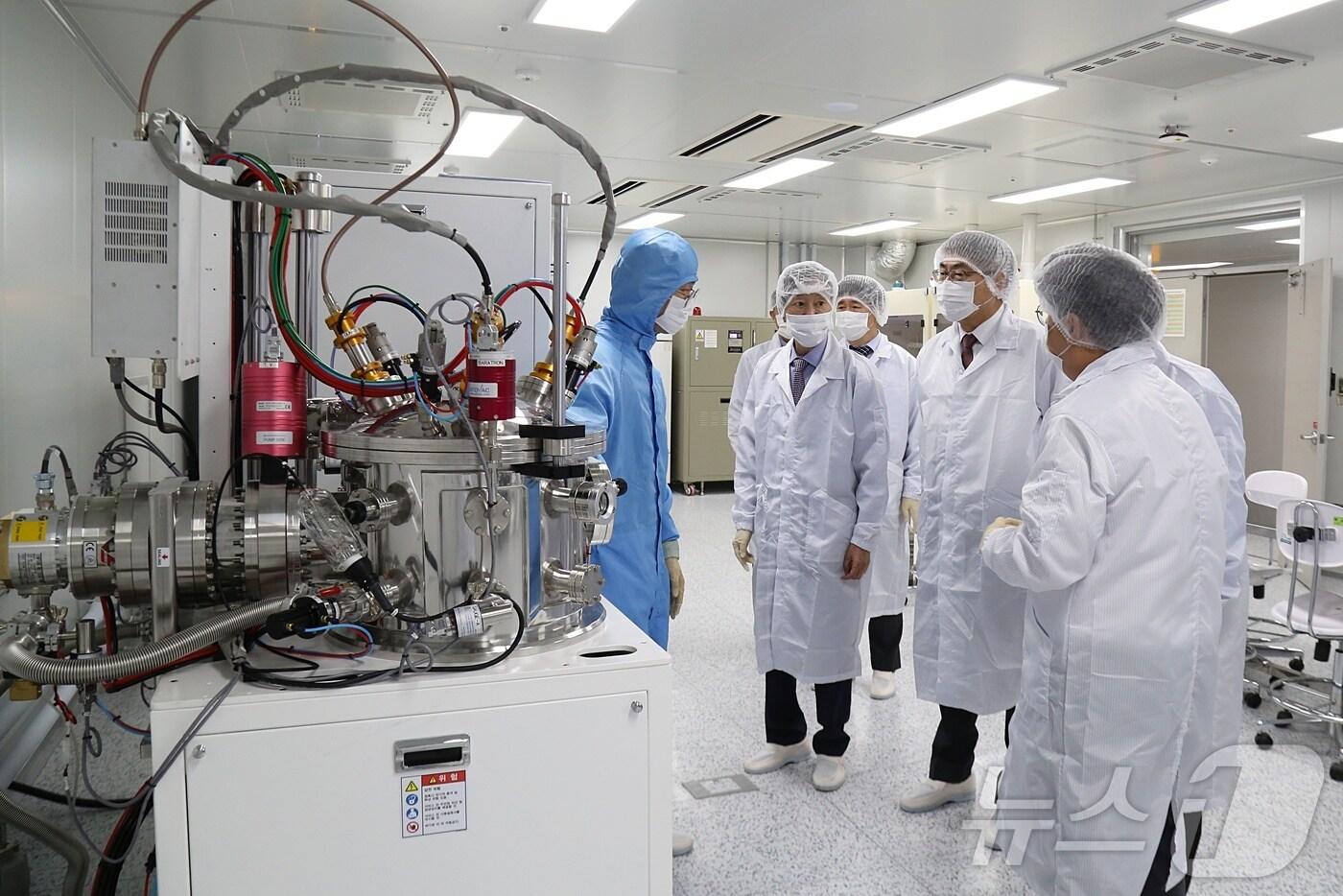 안순철 단국대 총장(오른쪽 두번째)이 DKU반도체 클린룸에서 설명을 듣고 있는 모습.(단국대 제공)