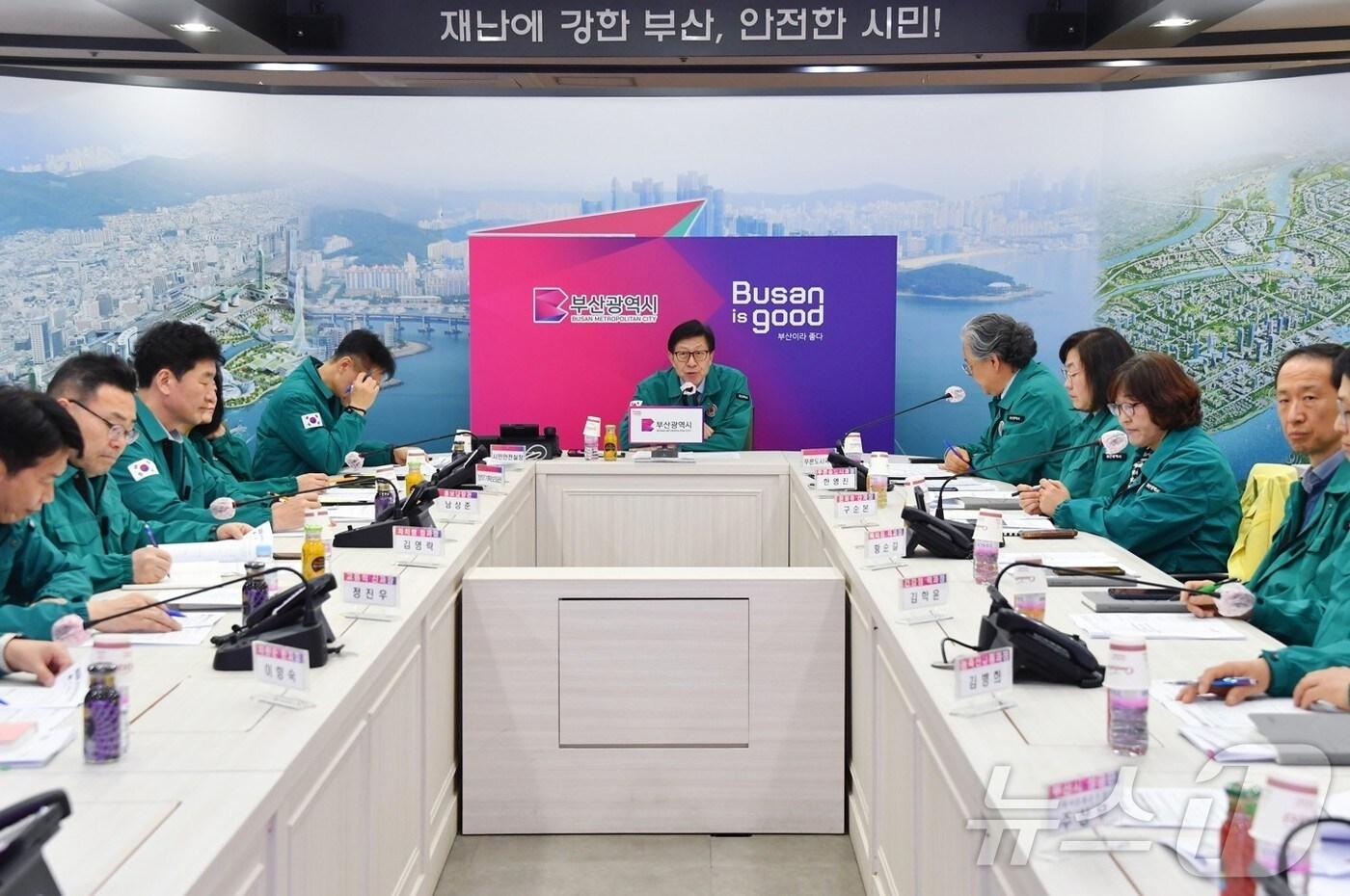 25일 부산시청에서 박형준 부산시장 주재 대형산불 예방을 위한 관계기관 대책회의가 진행되고 있다.(부산시청 제공. 재판매 및 DB 금지)