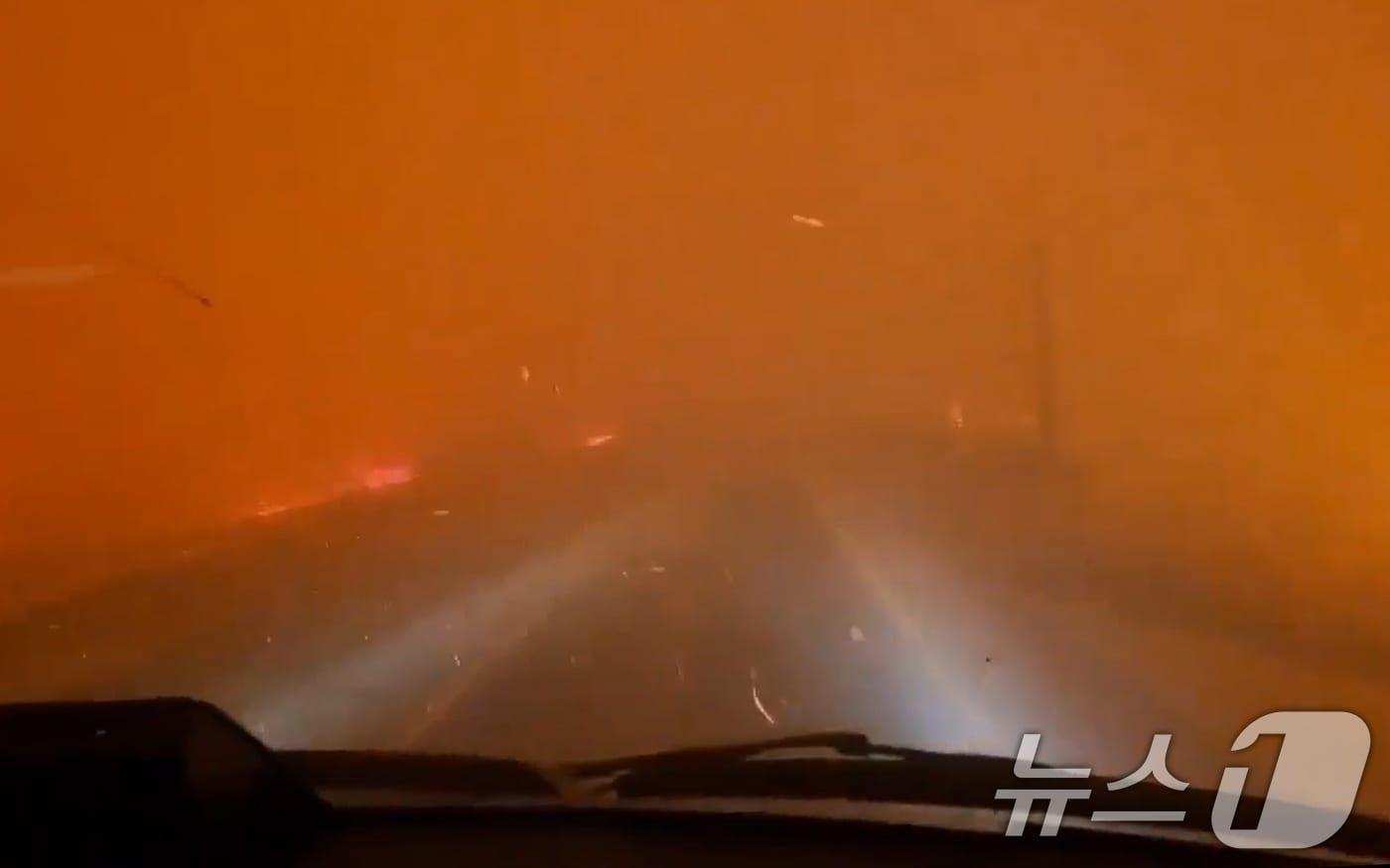 25일 오후 경북 의성군 안평면에서 발생한 산불이 강풍을 타고 안동시 길안면에 이어 풍천면으로 확산되고 있다. 사진은 의성군 단촌면 도로 모습. (독자 제공. 재판매 및 DB 금지) (사진은 기사 내용과 무관함) 2025.3.25/뉴스1 ⓒ News1 최창호 기자