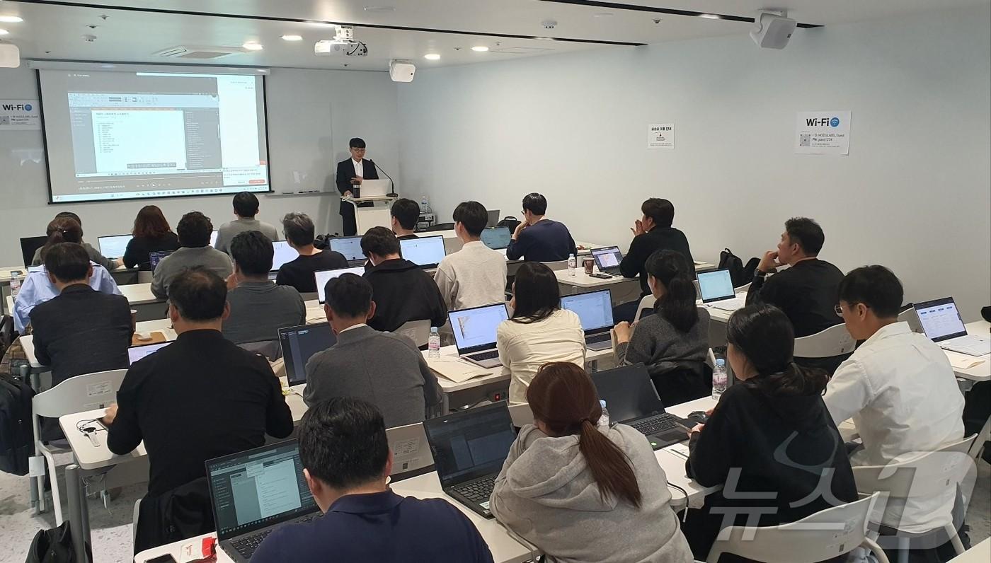 ‘마이크로소프트 코파일럿(MS Copilot)으로 문서 업무 생산성 높이는 방법’을 교육하고 있다. (대전상의 제공. 재판매 및 DB금지) /뉴스1