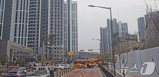 본문 이미지 - 25일 오후 3시 7분께 대전 유성구 용산동 아파트 상가 공사현장에서 강풍에 타워크레인이 넘어지는 사고가 났다. (대전소방본부 제공. 재판매 및 DB금지) /뉴스1 