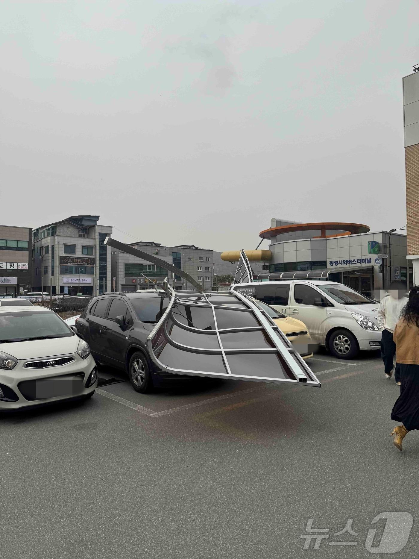 본문 이미지 - 강원 횡성군 횡성읍 읍하리 강풍 피해 현장.(횡성소방서 제공, 재판매 및 DB금지)