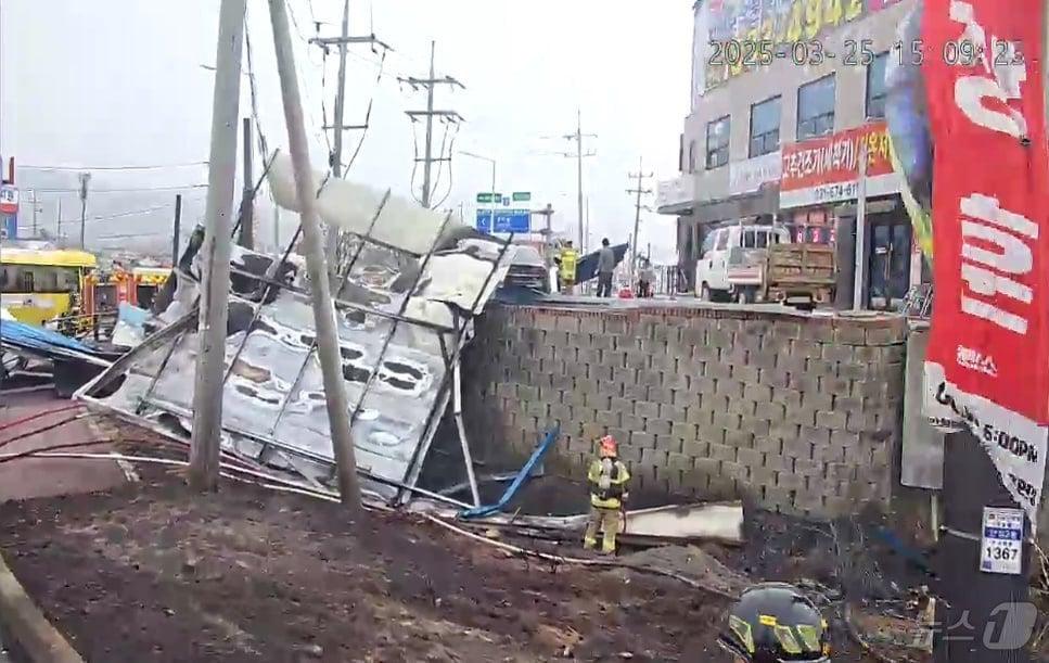 본문 이미지 - 안성시 도기동 강풍피해 현장.(경기도소방재난본부 제공, 재판매 및 DB 금지)