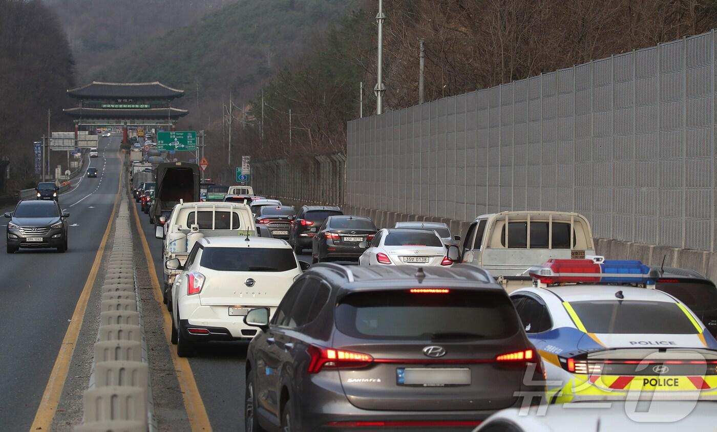 25일 오후 경북 안동 전역에 강풍이 불어 산불이 급속도로 확산하는 가운데 안동 전 시민에게 대피령이 내려져 도로 곳곳이 통제되자 남례문 인근 중심 도로가 차량으로 정체되고 있다. 2025.3.25/뉴스1 ⓒ News1 공정식 기자