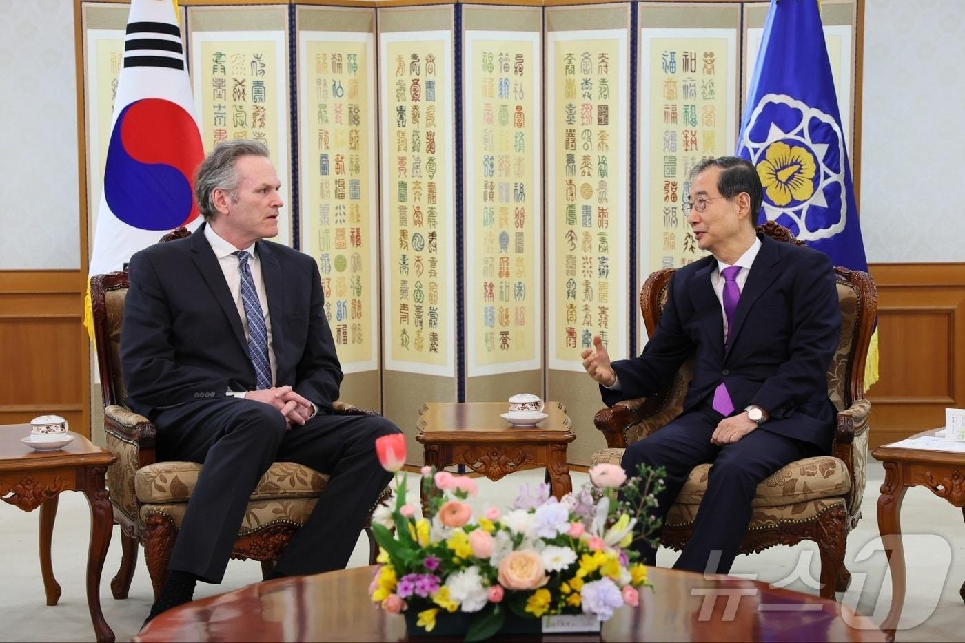 한덕수 대통령 권한대행 국무총리가 25일 오후 정부서울청사에서 마이크 던리비 미국 알래스카 주지사를 접견하고 있다. (국무총리실 제공) 