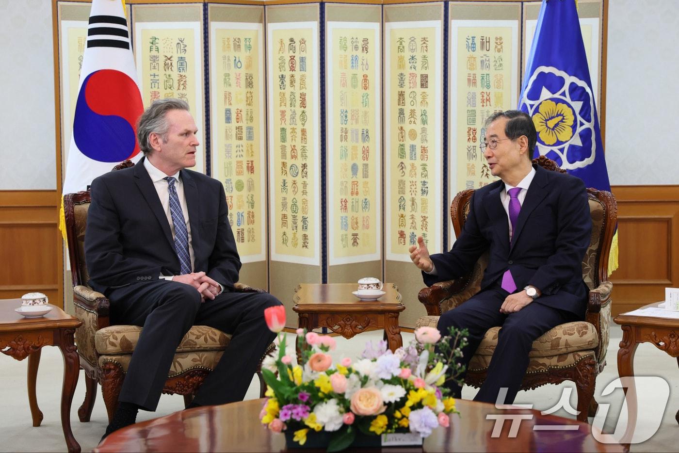 본문 이미지 - 한덕수 대통령 권한대행 국무총리가 25일 오후 서울 종로구 정부서울청사에서 마이크 던리비(Mike Dunleavy) 美 알래스카 주지사를 접견하고 있다. (총리실 제공, 재판매 및 DB 금지) 2025.3.25/뉴스1 ⓒ News1 임세영 기자