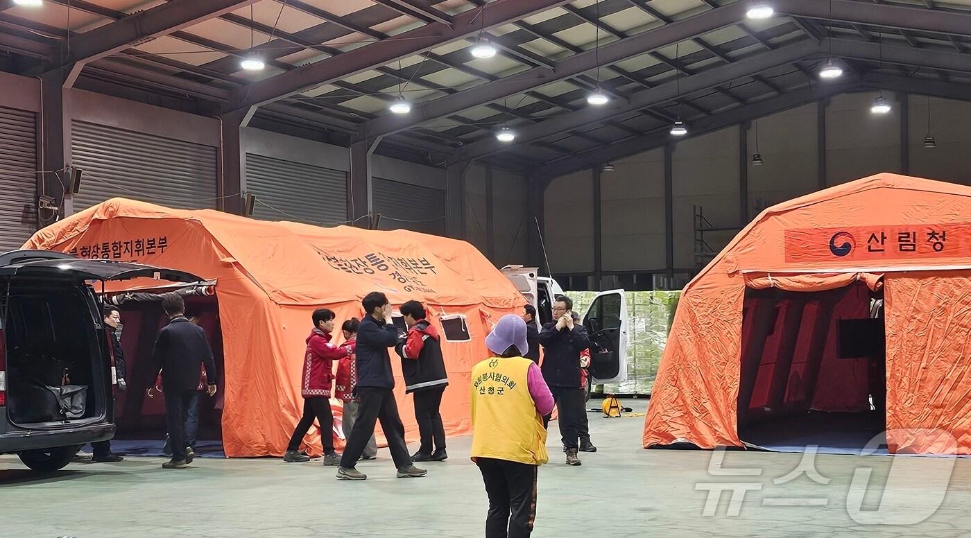 본문 이미지 - 산청곶감유통센터에 25일 산청·하동 산불현장통합지휘본부가 설치되고 있다. 2025.3.25/뉴스1 한송학기자