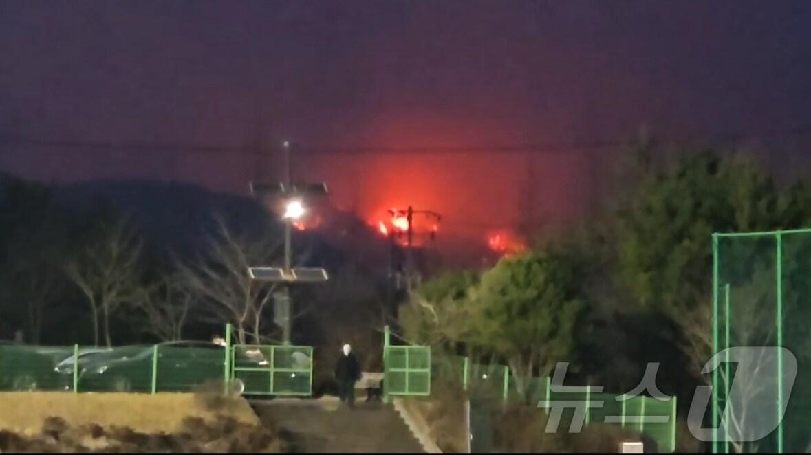 본문 이미지 - 25일 경남 하동군 옥종면 옥천관 대피소 보이는 정개산 산불.(독자 제공. 재판매 및 DB금지.)