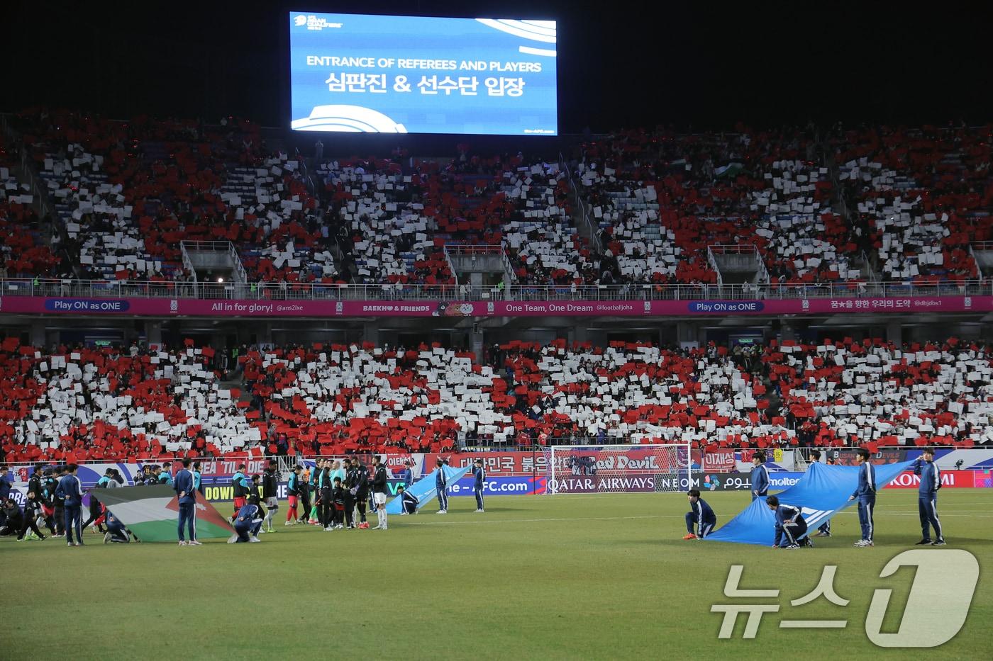 25일 오후 경기도 수원시 팔달구 수원월드컵경기장에서 열린 2026 국제축구연맹(FIFA) 북중미 월드컵 아시아 3차 예선 B조 8차전 대한민국과 요르단의 경기에서 팬들이 1986년 멕시코 월드컵부터 이어진 본선 진출에 대한 염원을 담은 카드섹션을 펼치고 있다. 2025.3.25/뉴스1 ⓒ News1 박정호 기자