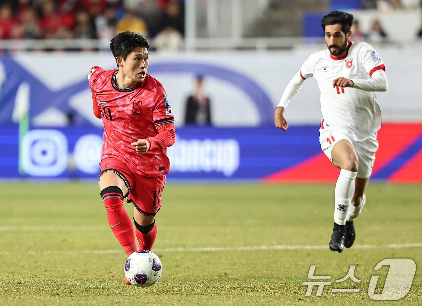 본문 이미지 - 25일 오후 경기 수원월드컵경기장에서 열린 2026 국제축구연맹(FIFA) 북중미 월드컵 아시아 3차 예선 B조 8차전 대한민국과 요르단의 경기, 대한민국 이동경이 공격을 시도하고 있다. 2025.3.25/뉴스1 ⓒ News1 김도우 기자