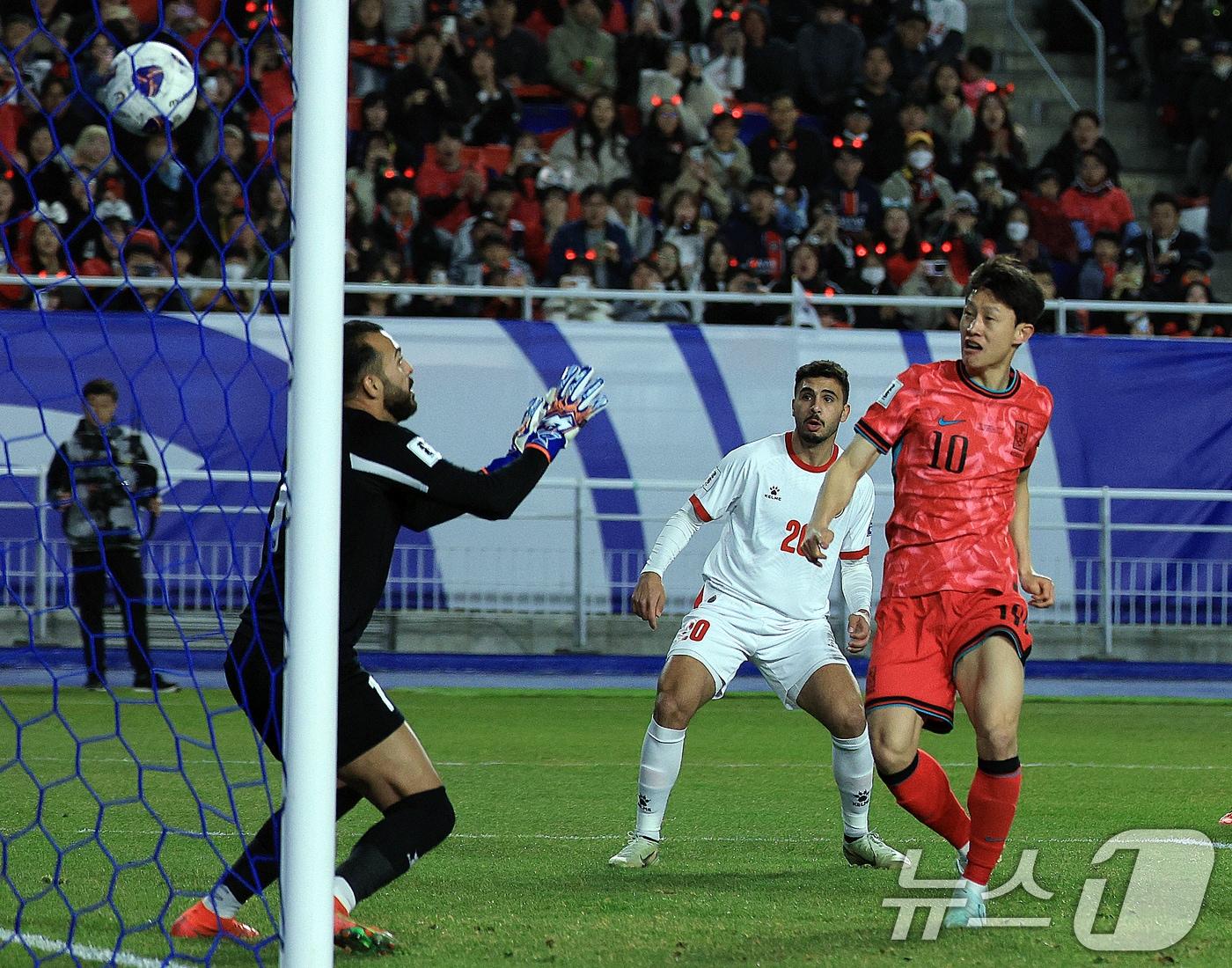 본문 이미지 - 25일 오후 경기도 수원시 팔달구 수원월드컵경기장에서 열린 2026 국제축구연맹(FIFA) 북중미 월드컵 아시아 3차 예선 B조 8차전 대한민국과 요르단의 경기에서 전반 이재성이 선제골을 터트리고 있다. 2025.3.25/뉴스1 ⓒ News1 박정호 기자
