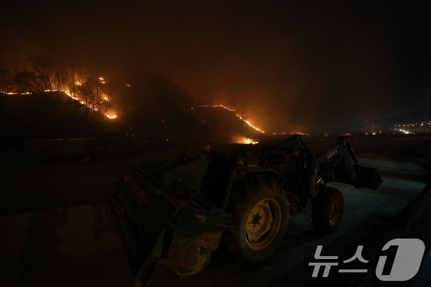 경북 의성군 산불이 나흘째 이어지고 있는 25일 오후 경북 안동시 남선면 이천리 일대 야산에 산불이 지속되고 있다. 2025.3.25/뉴스1 ⓒ News1 김영운 기자