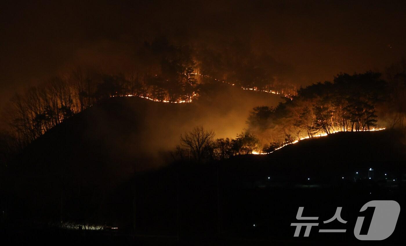 경북 의성군 산불이 나흘째 이어지고 있는 25일 오후 경북 안동시 남선면 신석리 일대 야산에 산불이 지속되고 있다. 2025.3.25/뉴스1 ⓒ News1 김영운 기자